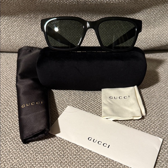 Gucci Authentic UNISEX NEW Black Sunglasses with Accessories - Picture 1 of 8